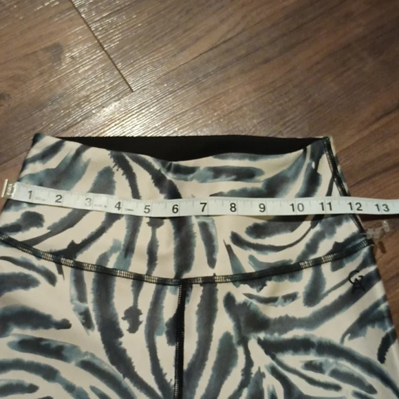 Good American Pearlescent White Water Color Zebra Print High Waist Leggings A40 - Picture 3 of 5